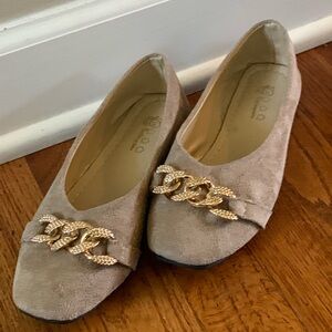 Elegant Beige Flats with Gold Chain Accent